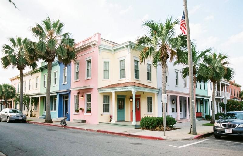 Charleston, South Carolina'da pastel renkli tarihi evler